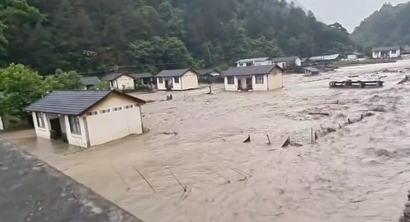 德钦县多个地区被淹浸。
